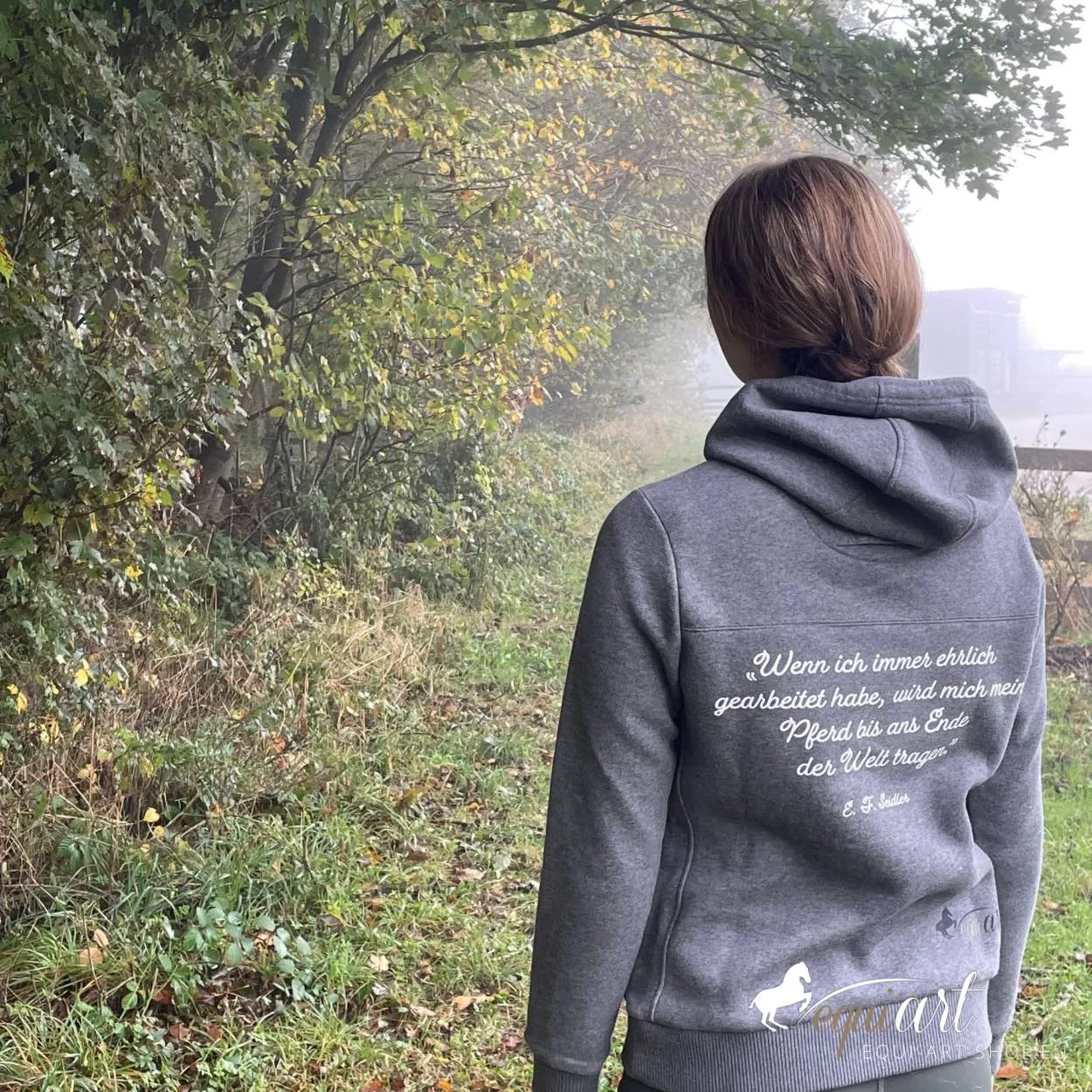Equi-art-Hoddie-Grau-draussen.jpg